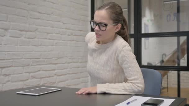 Δημιουργική γυναίκα που έχει πόνο στην πλάτη, ενώ κάθεται στην εργασία - Πλάνα, βίντεο