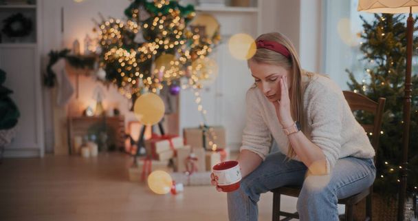 Porträt einer traurigen Frau zu Weihnachten - Foto, Bild