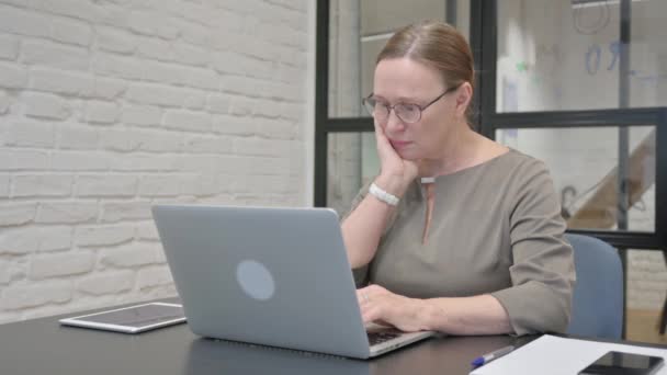 Senior Businesswoman with Toothache at Work - Záběry, video