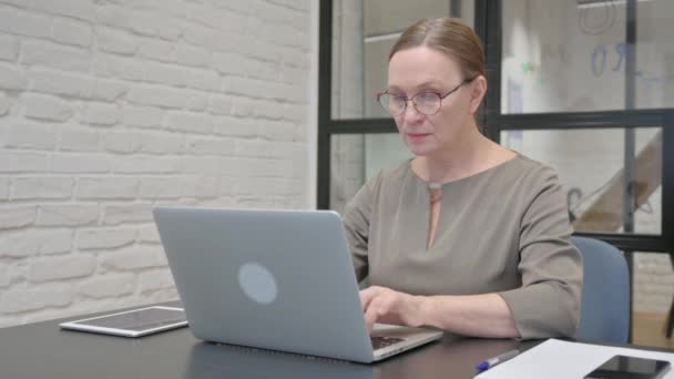 Senior Old Woman Χαμογελώντας στην κάμερα στο γραφείο - Πλάνα, βίντεο