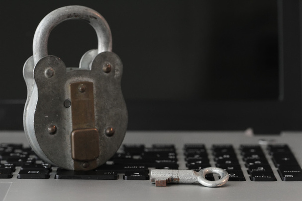 インターネット セキュリティ概念古いキーとラップトップ コンピューター上の南京錠 - 写真・画像