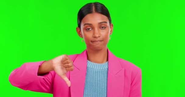 Daumen runter, Finger und Gesicht einer indischen Frau auf grünem Bildschirm, Studio und Kopfschütteln für falsches Zeichen, schlechte Bewertung und Misserfolg. Porträt, Hand und weibliches Modell mit Abneigung gegen Emojis, Feedback und Hassmeinungen. - Filmmaterial, Video