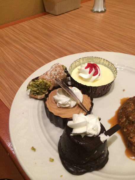 Diversi Fancy Desserts da Buffet su un piatto. Foto di alta qualità - Foto, immagini