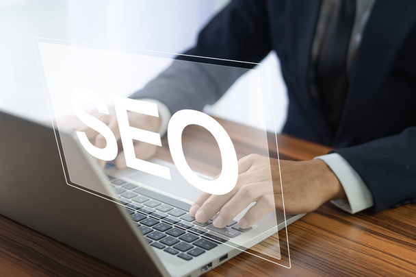 SEO Concept, Search Engine Optimize, Επιχειρηματίες χρησιμοποιούν τα συστήματα SEO στο διαδίκτυο για να επικοινωνούν με τους πελάτες στόχους της επιχείρησής τους. - Φωτογραφία, εικόνα