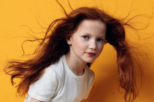 Γυναίκα παιδί καυκάσιος casual πρόσωπο ομορφιά στυλ στούντιο πορτρέτο κορίτσι μόδας νέος άνθρωπος παιδική ηλικία κίτρινο μαλλιά στυλ λευκό ελκυστικό τρόπο ζωής χαριτωμένο κοκκινομάλλα θηλυκό αρκετά - Φωτογραφία, εικόνα