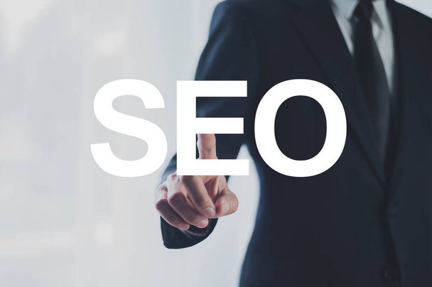 SEO Concept, Search Engine Optimize, Vállalkozók használja SEO rendszerek az interneten kommunikálni az üzleti célügyfelek. - Fotó, kép