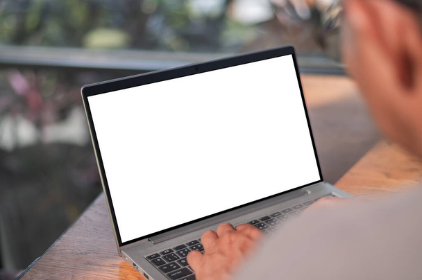 デザインモックアップのためのコンピュータと空白の画面の背景を使用する男. モックアップ画像 空白のスクリーン コンピュータ - 写真・画像