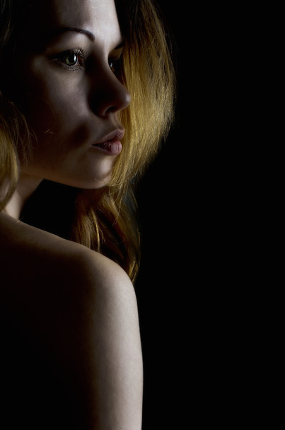 Темный портрет девушки
. - Фото, изображение