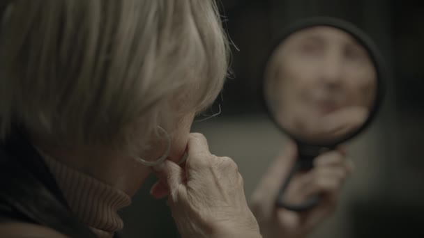 Martwiona babcia dojeżdżająca sama w Trainstation Uczucie stresu - Materiał filmowy, wideo