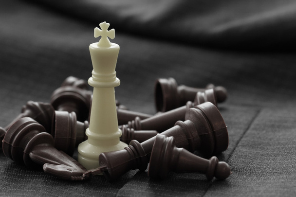primer plano de la figura de ajedrez en la estrategia de fondo del traje o leadersh
 - Foto, Imagen