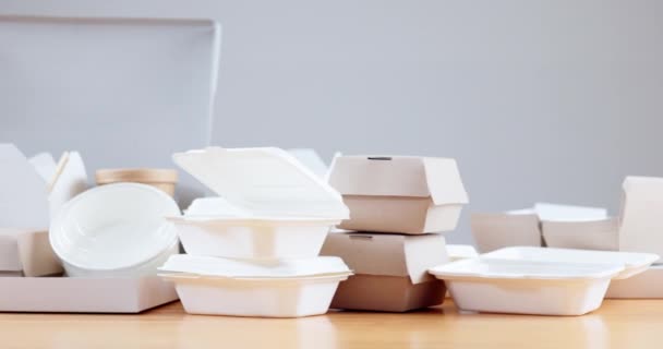 Close-up, restaurant en lege dozen voor eten, pizza of levering met duurzaam materiaal op tafel. Papieren verpakking, toeleveringsketen en milieuvriendelijke container voor maaltijd, product en e-handel in café. - Video
