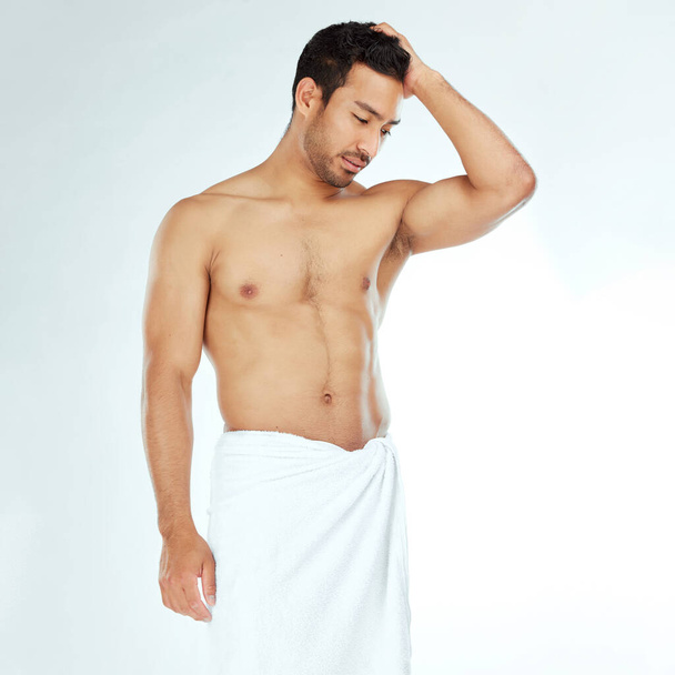 Ręcznik, prysznic i fitness człowiek myślenia w studio dla zdrowia, higieny lub pielęgnacji ciała rutynowych na białym tle. Sprzątanie, pielęgnacja lub umięśniony japoński model męski z rozpieszczania, kosmetyki lub leczenie. - Zdjęcie, obraz