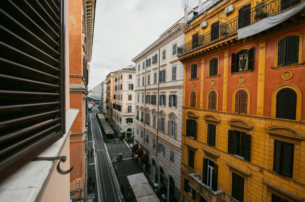Róma, Olaszország: 2023 november 13.: Panoráma egy utcáról a Roma Termini állomás közelében egy napos napon Rómában, Olaszországban 2023-ban. - Fotó, kép