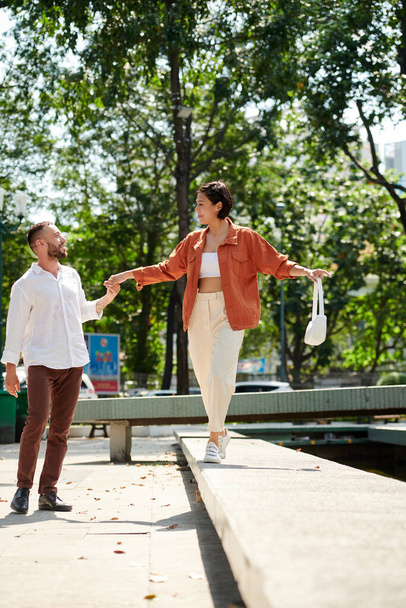 Ευτυχισμένο νεαρό ζευγάρι απολαμβάνει ρομαντική ημερομηνία στο πάρκο - Φωτογραφία, εικόνα
