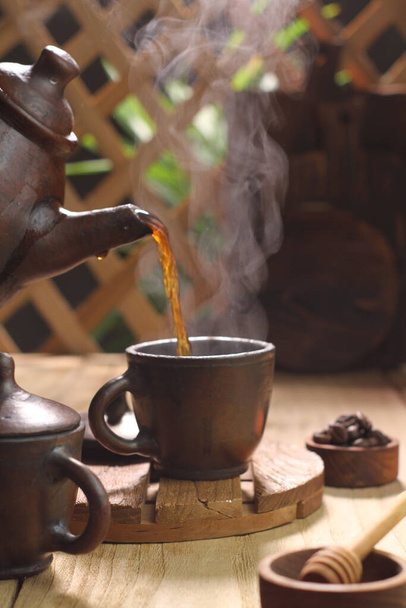 kávéscsésze és tea fa asztalon - Fotó, kép