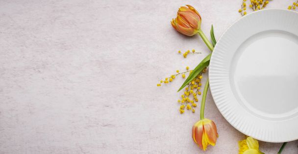 Bella tavola con fiori freschi primavera su sfondo grunge luce con spazio per il testo - Foto, immagini