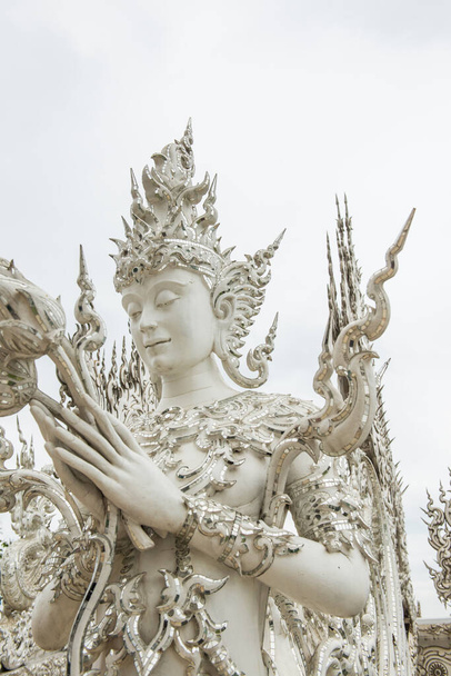 Διακόσμηση με την τέχνη χύτευσης στο ναό Rong Khun, Ταϊλάνδη. - Φωτογραφία, εικόνα