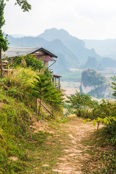 Tayland Phulangka Ulusal Parkı 'nda Dağ Manzaralı Küçük Ev. - Fotoğraf, Görsel