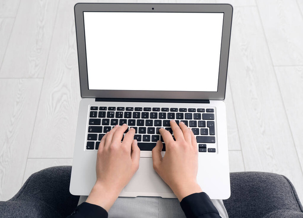 jovem mulher com laptop sentado na poltrona - Foto, Imagem