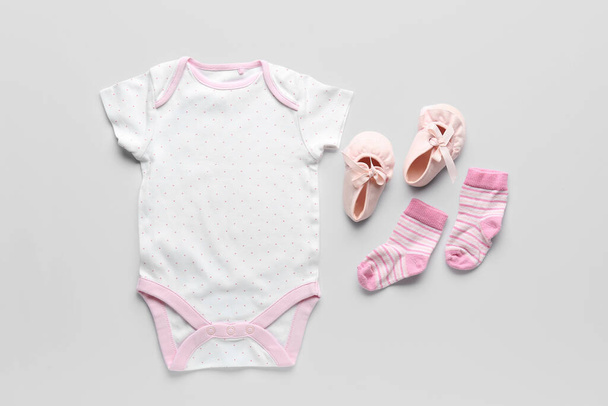 Vêtements bébé en coton sur fond blanc - Photo, image