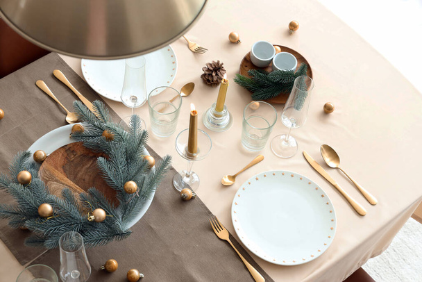 Festliche Tischdekoration mit Tannenzweigen und Weihnachtskugeln - Foto, Bild