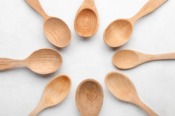 Marco de diferentes cucharas de madera sobre fondo claro - Foto, imagen