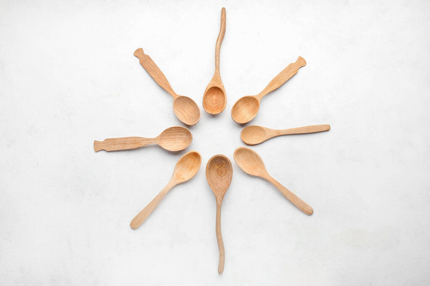 Telaio realizzato con diversi cucchiai di legno su sfondo chiaro - Foto, immagini