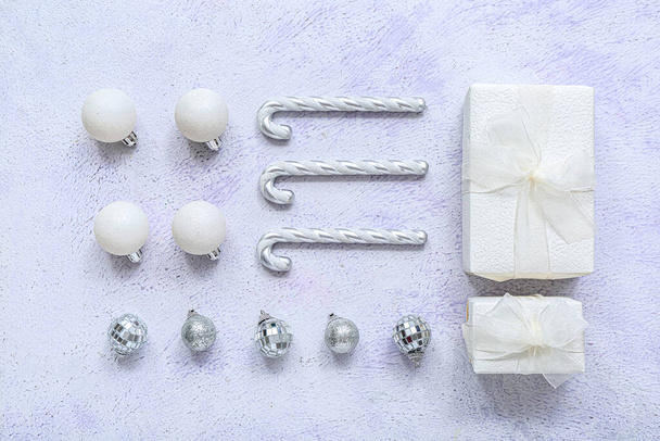 Vánoční koule s cukrovou třtinou a dárkové krabice na bílém pozadí - Fotografie, Obrázek