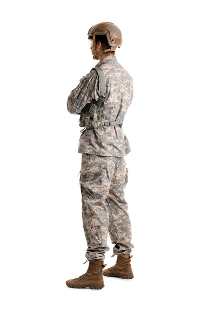 Männlicher Soldat in voller Ausrüstung isoliert auf weißem Hintergrund - Foto, Bild