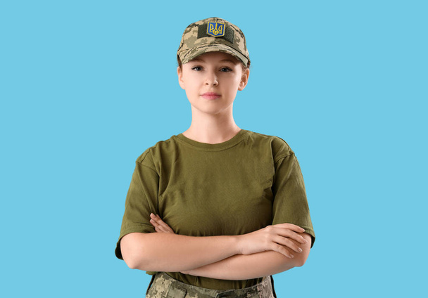 Jovem soldado no fundo azul claro - Foto, Imagem