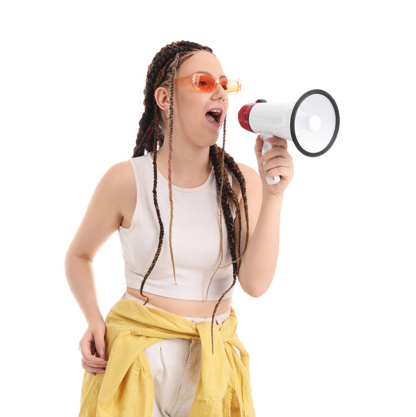 Młoda kobieta z dredami krzycząca do megafonu na białym tle - Zdjęcie, obraz