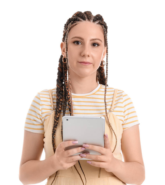 Junge Frau mit Dreadlocks und Tablet-Computer auf weißem Hintergrund - Foto, Bild