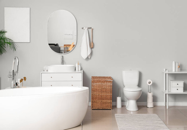 Belső tér világos fürdőszoba káddal és WC-csészével - Fotó, kép