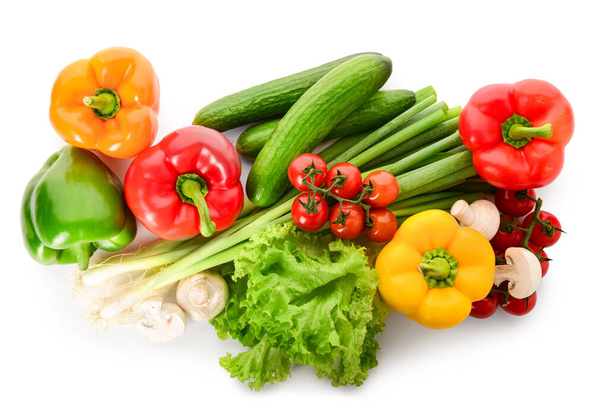 Свіжі овочі з салатом і грибами на білому тлі - Фото, зображення