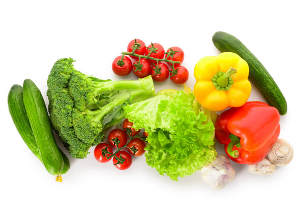 Verduras frescas con lechuga y champiñones sobre fondo blanco - Foto, imagen
