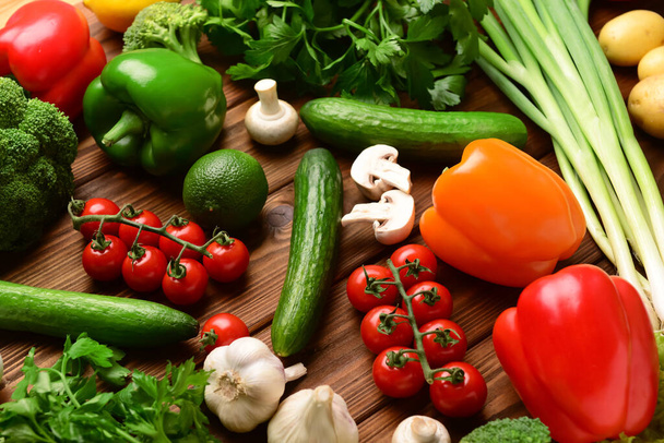 Verduras frescas, vegetación y setas sobre fondo de madera - Foto, imagen
