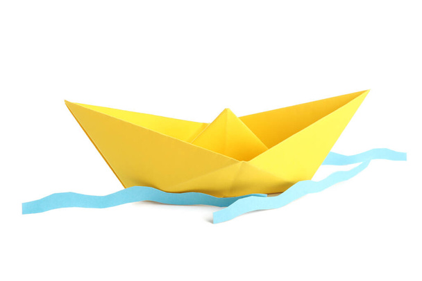 Sárga origami hajó és hullámok fehér háttér - Fotó, kép