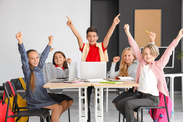 Boldog kisgyerekek tanulnak az iskolai számítógépes laborban - Fotó, kép
