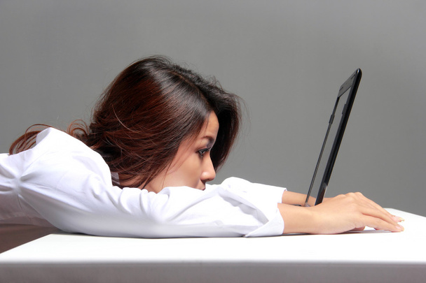Bored businesswoman with a laptop - Zdjęcie, obraz