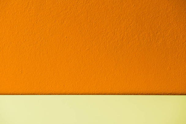 Oranje pleistermuur met witte streep, Thailand. - Foto, afbeelding
