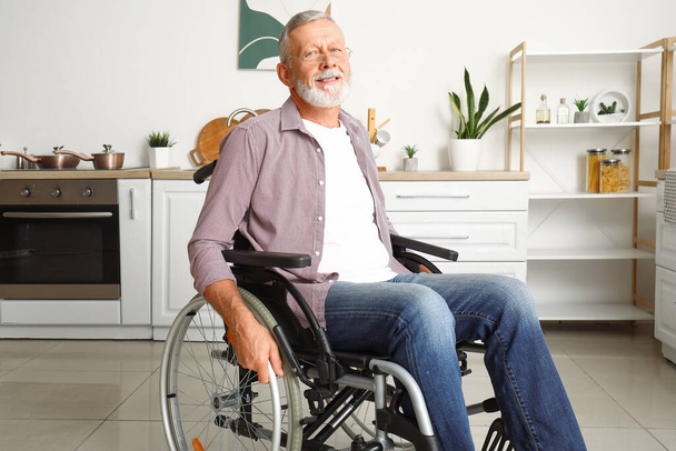 車いすを自宅で年配の男性 - 写真・画像