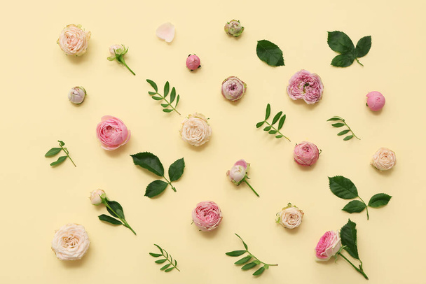 Hermosas rosas y hojas rosadas sobre fondo amarillo - Foto, Imagen