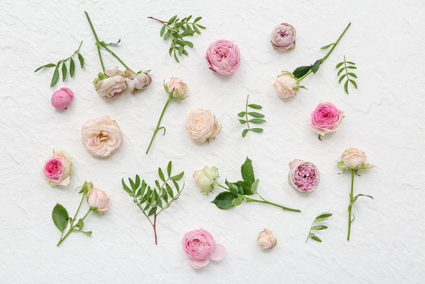 Piękne różowe róże z liśćmi na białym tle - Zdjęcie, obraz