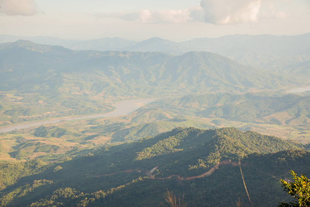 Vista montanha de Doi Pha Tang na província de Chiangrai, Tailândia. - Foto, Imagem