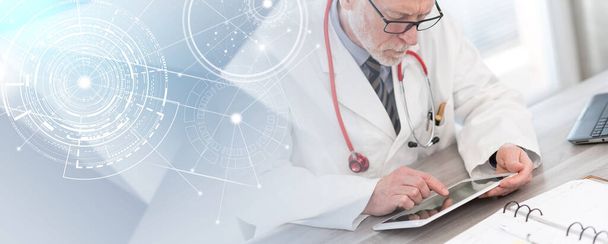 mężczyzna starszy lekarz za pomocą tabletu cyfrowego w gabinecie lekarskim; baner panoramiczny - Zdjęcie, obraz