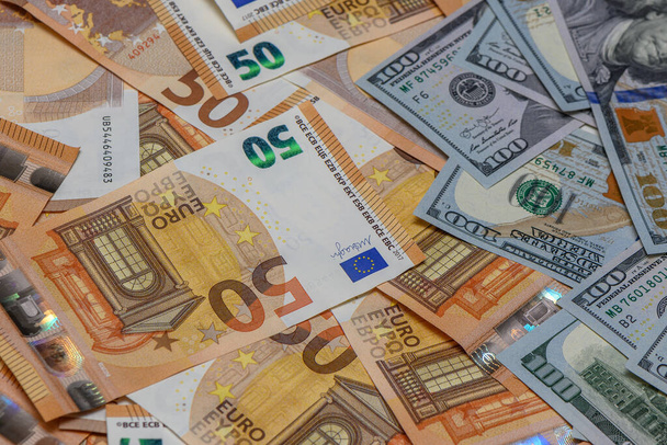 Billetes de 50 euros y 100 dólares esparcidos sobre la mesa como fondo 8 - Foto, imagen