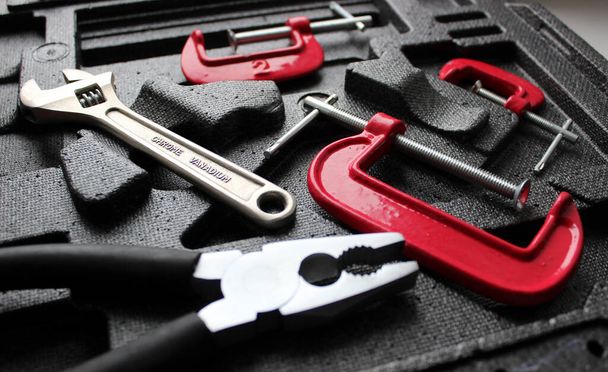 Mekaaniset työkalut tuotantoosien puristamista, pitämistä ja puristamista varten varastointialustalla  - Valokuva, kuva