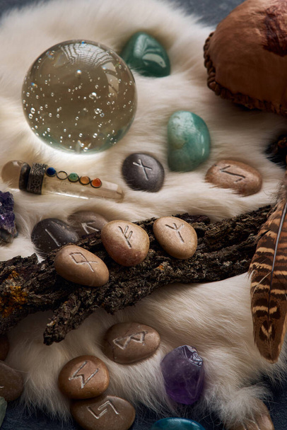 ręcznie robione kamienne runy, kryształowa kula i klejnoty na białym futrze do przewidywania przyszłości - Zdjęcie, obraz