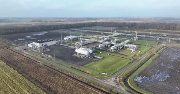 Minería y extracción de energía, sitio de procesamiento de gas natural en la zona de Groningen, Países Bajos. Vista aérea del dron. - Metraje, vídeo