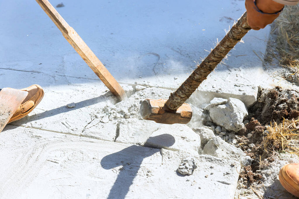 Trabalhador do estaleiro de construção com martelo demolir concreto velho driveway - Foto, Imagem